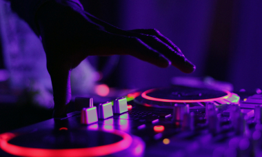 Рука над пультом аудио-системы