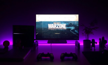 Надпись Warzone на мониторе с подключенной консолью Sony Play Station