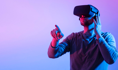 Мужчина в очках виртуальной реальности